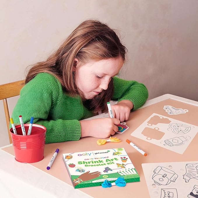 Ooly x Girl Scouts 30 PC DIY Shrinking Art Bracelet Kit for Kids with Markers, 20 Plastic Pre Cut Charms and More, No Mess Creative Activity Jewelry Making Kit
