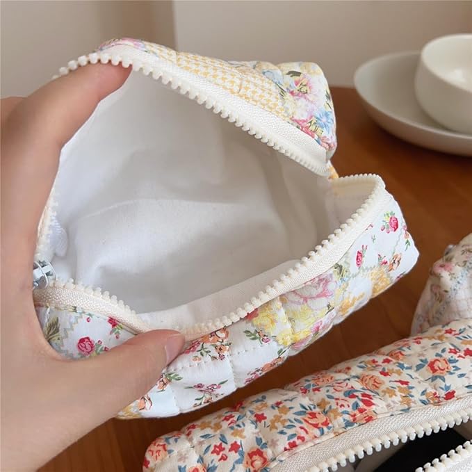 Sminra Floral Makeup Bag Small Cotton Quilted Cosmetic Bag Organizer, Aesthetic Cottagecore Preppy Portable Pouch Purse Toiletry Bag for Women Girls Travel accessories (Beige Floral-S)